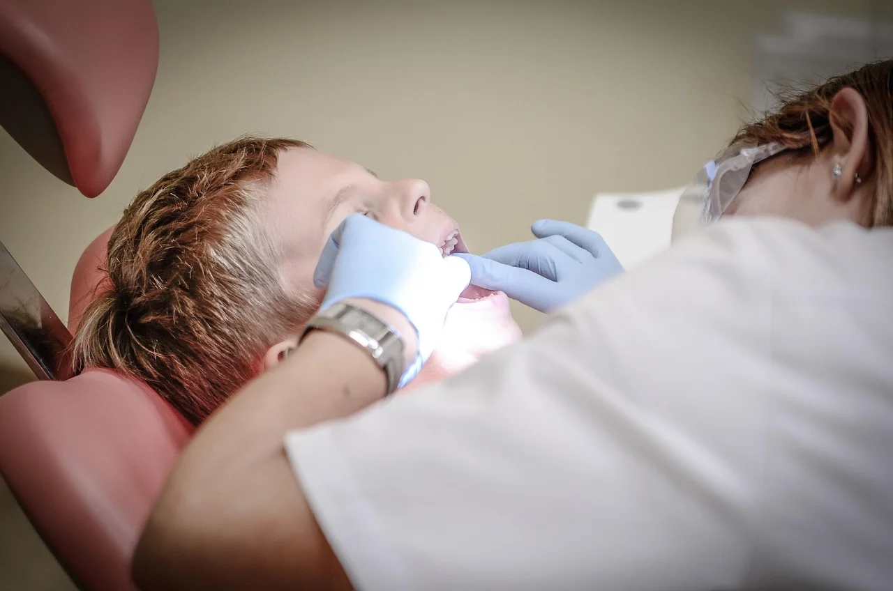 Zdrowy uśmiech w Poznaniu: jak wybrać dobrego dentystę