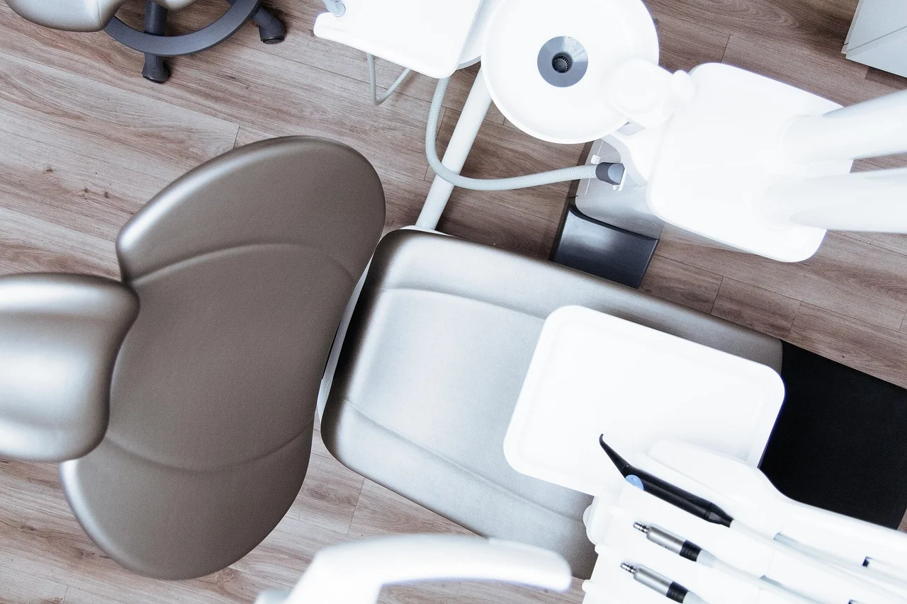 Implanty w Legnicy — jak wybrać zaufanego dentystę i specjalistów